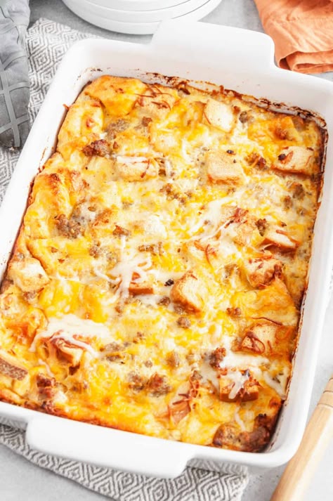 If you love your breakfast casserole with bread, then this is the recipe for you! It pairs toasty bread with sausage, eggs, and cheese. Egg Bake With Bread, Hash Brown Frittata, Egg And Cheese Casserole, Breakfast Casserole With Bread, Leftover Breakfast, Breakfast Egg Casserole, Brunch Eggs, Breakfast Casserole Easy, Frittata Recipes