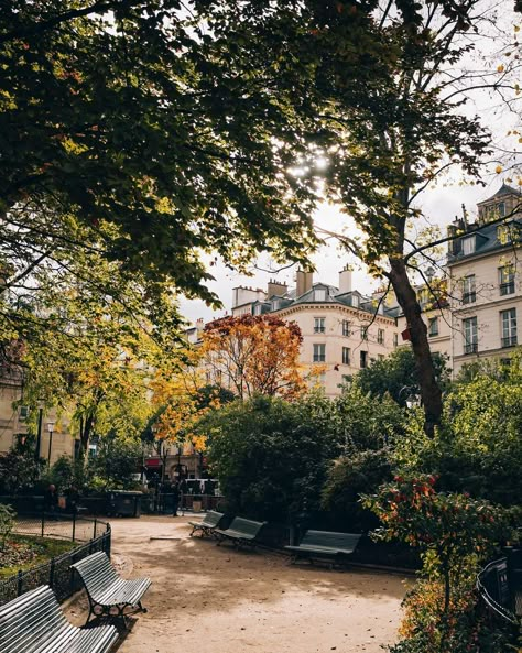 photo by @MERCIPARIS Summer In Paris Aesthetic, European City Aesthetic, Parisian Garden, Willow Oak, City Life Aesthetic, Old Souls, Parisian Summer, Artificial Lake, Parisian Vibes