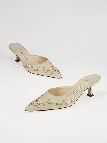 Manolo Blahnik Floral Linen Kitten Heel Mules Shoes Size 7/37.5 - Yoogi's Closet Manolo Blahnik Mules, Manolo Blahnik Heels, Heel Mules, Girl Bedroom Decor, Drop Dead, Gorgeous Shoes, Fabulous Shoes, Shoes Size 7, Shoe Closet