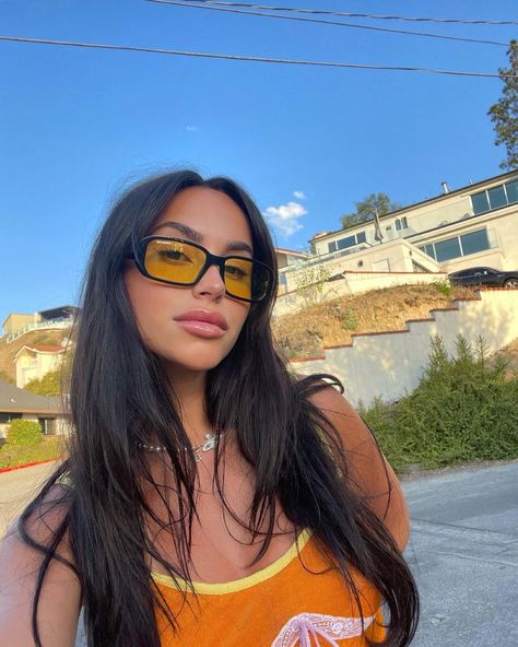 Claudia Tihan, Glasses Outfit, Yellow Sunglasses, Twitter Header Aesthetic, Autumn Trends, Trendy Glasses, Fitness Inspiration Body, Model Aesthetic, Face Photo