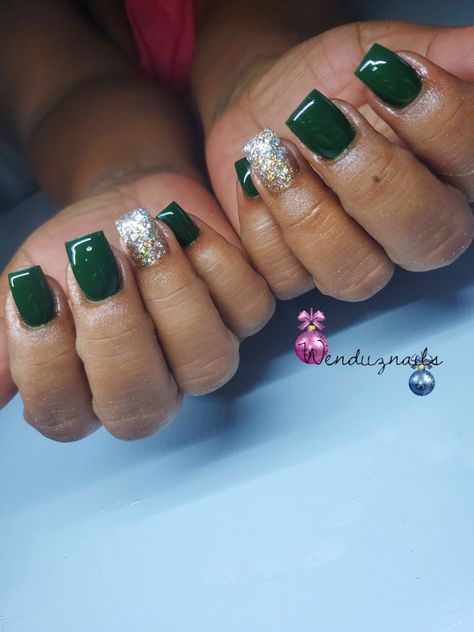 Hunter Green Manicure, Dark Green Short Nails Designs, Hunter Green Short Nails, Hunter Green Nails, Green Short Nails, Black Nails Short, Country Acrylic Nails, Black Nails With Glitter, Nails With Glitter