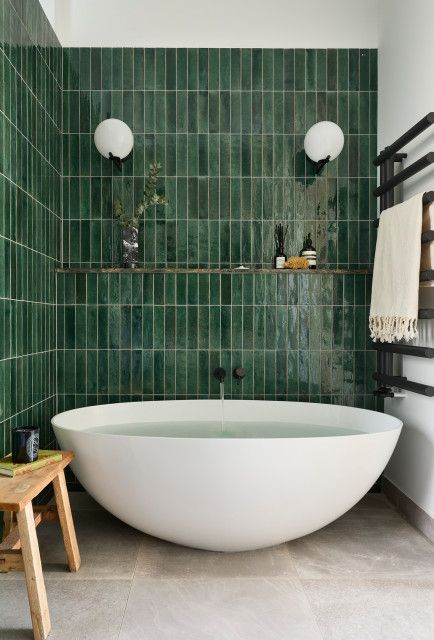 Green Bathroom No Window, Bathroom Green Tiles, Green Bathroom Walls, Bathroom Ideas Dark Green, Dark Green Bathroom Decor, Green Bathroom Inspiration, Bathroom Dark Green, Dark Green Bathroom Ideas, Bathroom Ideas Dark