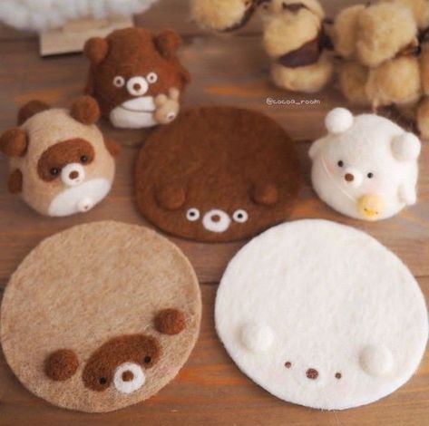 Needle Felt Coaster, Felt Craft Projects, Felt Keychain, Clothes Embroidery Diy, Needle Felting Ideas, Felt Coasters, Felted Wool Crafts, Wool Animals, Felt Crafts Diy