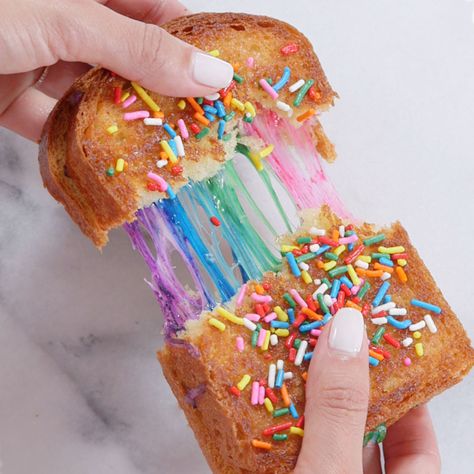 Rainbow toasted sandwich with sprinkles Unicorn Birthday Party Food, Rainbow Grilled Cheese, Cheese Toastie, Unicorn Party Food, Croissant Sandwich, Healthy Party Food, Classic Grilled Cheese, West African Food, Sandwich Bar