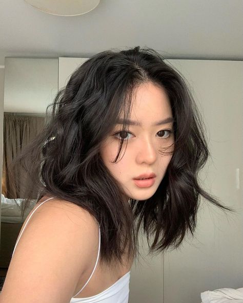 Elsa on Instagram: “Heart flutters and frizzy hair😚💓” Frizzy Wavy Hair, Medium Shaggy Hairstyles, Haircuts For Frizzy Hair, Haircut Inspo, Instagram Heart, Hair Tint, Mid Length Hair With Layers, Wavy Haircuts, Boring Hair