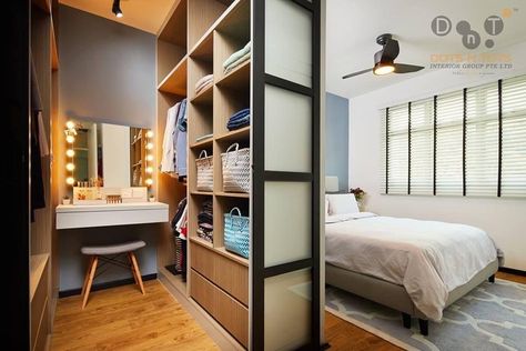 Small Walk In Closet, Wardrobe Room, Small Closets, Bedroom Closet Design, Small Room Design, Walk In Wardrobe, Bedroom Wardrobe, Spare Bedroom, Bedroom Layouts