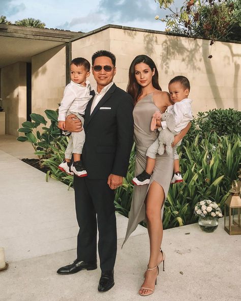 Beautiful family! Get awestruck by this photo!  Thai-British model and television host, Sonya Davison and husband American-born Filipino Judd Sanchez with their cute twins Tristan and Raiden.  If you enjoy this post, send it or share to your friends too :)    #WhiteWomenAsianMen #AsianGuysWhiteGirls #WhiteGirlsAsianGuys #InterracialRelationships #AsianMen #WhiteWomen #CaucasianWomenAsianMen Multiracial Couple, Little Red Riding Hood Halloween, Family Over Everything, Family Vacay, Cute Twins, Dream Family, Asian Kids, Waterfall Photography, Bali Wedding