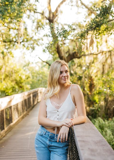 Poses For Bridge, Teenage Picture Poses, Wooden Bridge Photoshoot, Senior Picture On Bridge, Pier Senior Pictures, Senior Bridge Pictures, Photoshoot On Bridge, Senior Street Photography, Bridge Portrait Photography