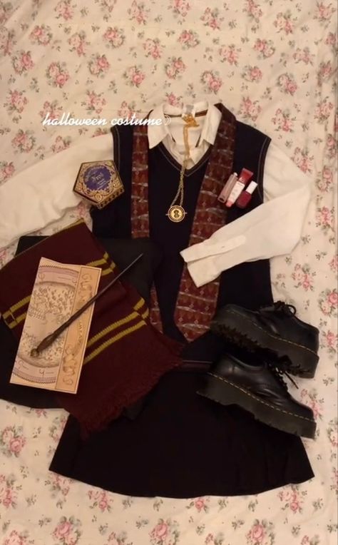 Harry Potter Aesthetic Costume, Hogwarts Aesthetic Outfits Gryffindor, Hogwarts Uniform Aesthetic, Hogwarts Clothes Aesthetic, Griffindor Outfits, Hogwarts Aesthetic Outfits, Hogwarts Outfits Gryffindor, Hogwarts Fits, Gryffindor Clothes