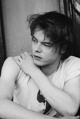 Charlie heaton Charlie Heaton Wallpaper, Stranger Things Jonathan, Charlie Heaton, Jonathan Byers, Young Leonardo Dicaprio, Stranger Things Art, Cast Stranger Things, Stranger Things Netflix, Attractive People