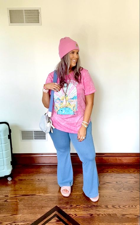 Tshirt Casual Outfit, Pink Carhartt Beanie, Outfits Graphic Tees, Pink Carhartt, Alphabet Bracelet, Pink Graphic Tee, Pillow Slides, Fall 23, Midsize Fashion