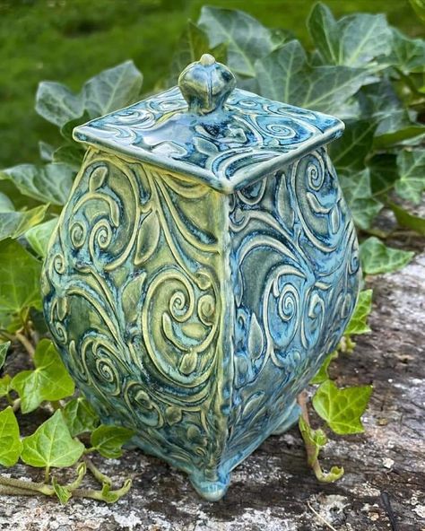 Lidded Jars Ceramic Pottery Ideas, Ceramic Slab Box Ideas, Lidded Jars Pottery, Lidded Pottery, Pottery Urn, Clay Box, Pottery Jars, Potters Clay, Slab Ceramics