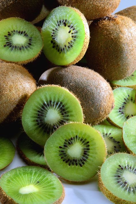 Pin for Later: 10 Beauty DIY Recipes That Are Green in Every Way Kiwi Kiwi Fruit Benefits, Kiwi Health Benefits, Zero Belly Diet, Kiwi Benefits, Detox Drinks Flat Tummy, Overnight Oat, Fruit Benefits, Smoothie Detox, Eat This Not That