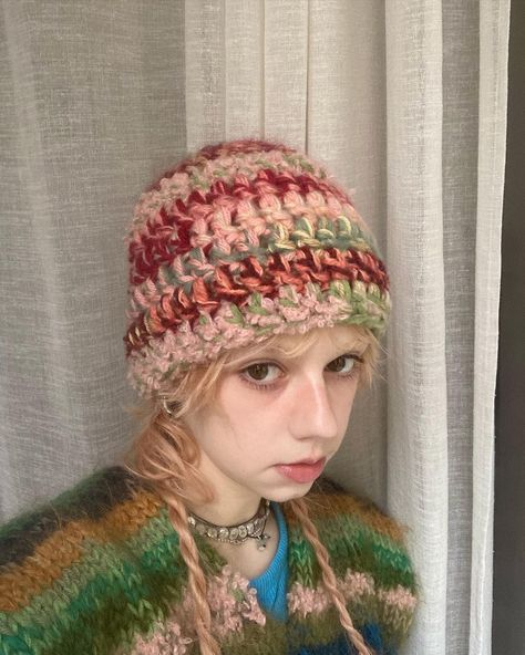 Beanie Fits, Beanie Outfit, Pretty Hats, Kawaii Crochet, Heart Crafts, Crochet Beanie, Knitting Accessories, Bead Crochet, Knit Outfit