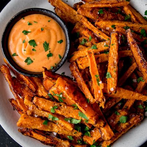 Baked Parmesan Carrot Fries with Chilli Mayo Dip Dip For French Fries, Chilli Mayo, Carrot Fries Baked, Winter Vegetarian Recipes, Mayo Dip, Burger Sauces Recipe, Kitchen Sanctuary, Carrot Fries, Baked Carrots