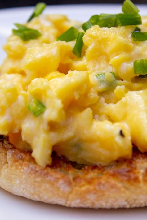 I am totally hooked on Gordon Ramsay scrambled eggs. Creamy, silky, custardy, perfectly cooked every time in just 3 minutes. He absolutely nailed the technique. Gordon Ramsay Scrambled Eggs, Gordon Ramsay Dishes, Gorden Ramsey, Egg Bakes, Breakfast Eggs Scrambled, Gordon Ramsay Recipe, Fluffy Scrambled Eggs, Kombucha Recipe, Scrambled Eggs Recipe