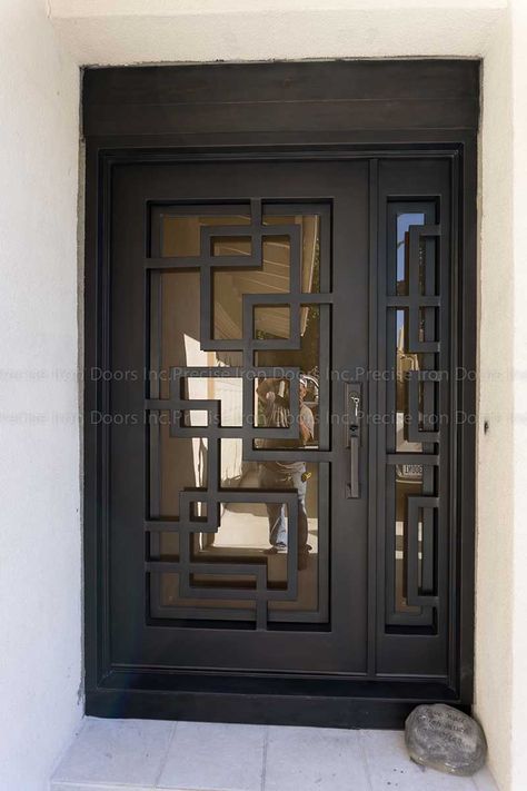 Metalic Door Exterior, Modern Metal Door, Steel Front Door Entrance Modern, Modern Iron Gate Designs Front Entry Door, Iron Door Design Modern Entrance, Steel Front Door Entrance, Metal Front Door Ideas, Iron Door Design Front Entry, Single Door Design Front Entry