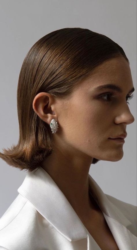 Elegant Haircuts, Sleek Back Hair, Sharon Wauchob, Sleek Short Hair, Wet Look Hair, Bob Wedding Hairstyles, Short Hair Bride, Shirt Hair, Short Straight Hair