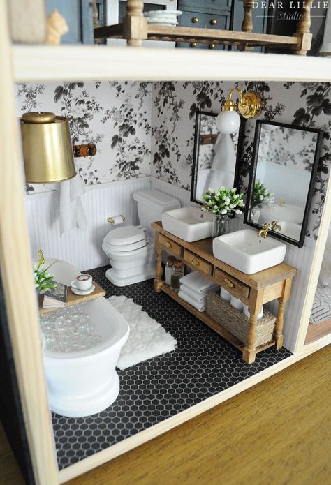 Dollhouse In Bedroom, Dolls House Bathroom Ideas, Dolls House Decorating Ideas, Doll House Interior Design, Miniature Bathroom Diy, Diy Dollhouse Decorating Ideas, Miniature Doll House Diy, Doll Houses Ideas, Diy Barbie Bathroom