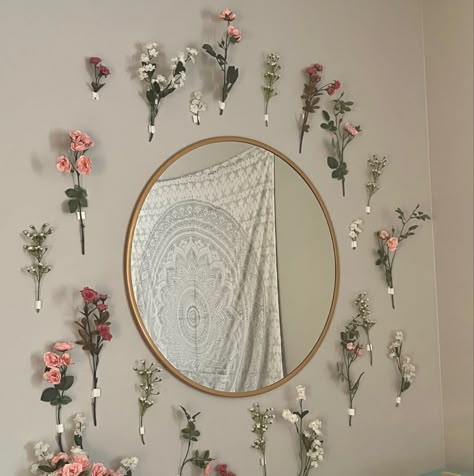 Spring Room Decor Aesthetic, Flower Vines Bedroom, Flower Bedroom Ideas, Wall Decor Layout, Spring Room Aesthetic, Flower Bedroom Aesthetic, Floral Dorm Room, Floral Room Aesthetic, Bedroom Flower Wall