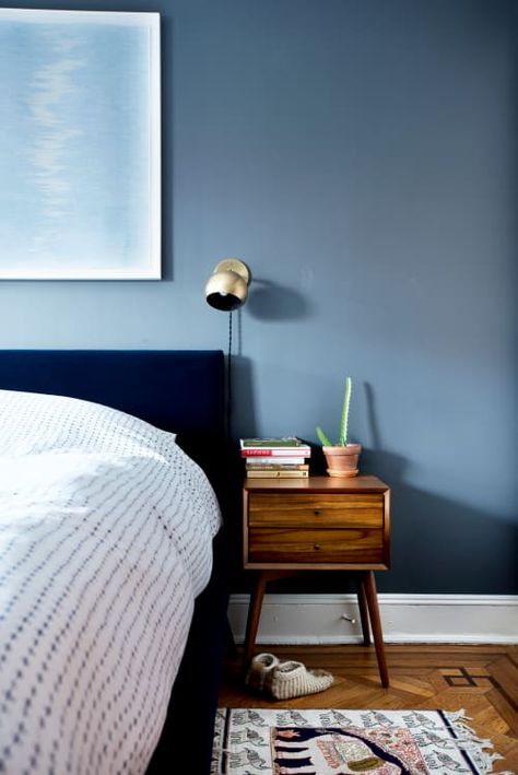 Blue Bedroom Design Ideas - Beautiful Blue Bedrooms | Apartment Therapy Small Bedroom Colours, Best Bedroom Paint Colors, Bedroom Design Diy, Blue Bedroom Walls, Blue Bedroom Design, Blue Bedroom Decor, Bedroom Wall Colors, Couple Bedroom, Bedroom Paint Colors