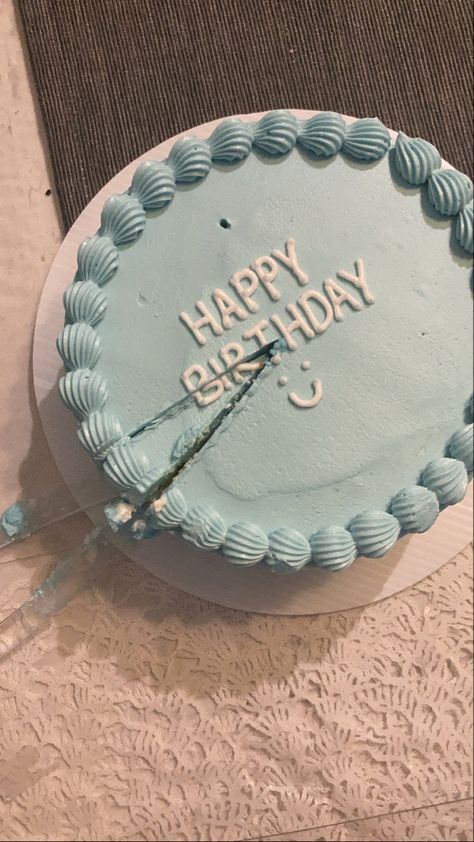 Cute Birthday Cakes Aesthetic Blue, Blue Birthday Cakes Aesthetic, Simple Birthday Cake Blue, Bday Cakes Aesthetic Blue, Simple Aesthetic Birthday Cakes Blue, Mens Birthday Cake Simple, Aesthetic Blue Birthday Cake, Blue Cake Ideas Birthday Men, Blue Frosted Cake