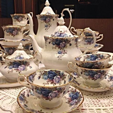 طقم شاي, English Tea Set, Tea Cup Design, Desain Pantry, Smart Tiles, Blue Dishes, Antique Dishes, Tea Sets Vintage, Teapots And Cups