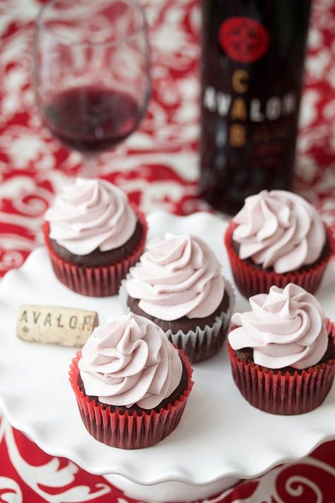 #KatieSheaDesign ♡❤ ❥▶ Chocolate Red Wine Cupcakes with Red Wine Buttercream @Avalon Distaso Distaso Winery Red Wine Cupcakes, Boozy Cupcakes Recipes, Charleston Food, Wine Cupcakes, Boozy Cupcakes, Wine Tasting Party, Tasting Party, Köstliche Desserts, Savoury Cake