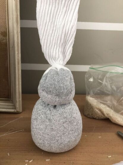 Refresh your Easter decor and empty out that bin of mismatched socks in your laundry room with this simple, no sew, less than 20 minute adorable sock Easter bunny! Boo Boo Bunny, Easter Bun, Diy Chalkboard Sign, Sock Bunny, Mismatched Socks, Diy Accent Wall, Ceramic Tile Coaster, Easter Bunny Crafts, Diy Couch