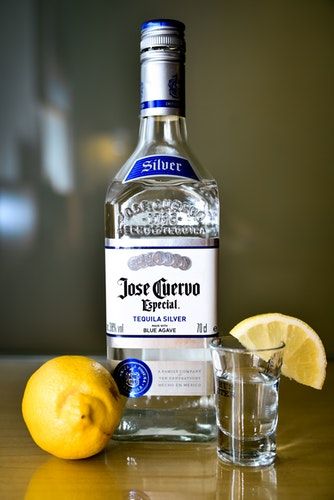 closeup photo of sealed Jose Cuervo tequila silver bottle Healthy Alcohol, Espolon Tequila, Best Tequila, Kids Dishes, Beer Store, Tequila Bottles, Tequila Cocktails, Food Pairings, Tequila