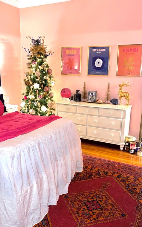 Preppy Christmas Bedroom Decor, Preppy Christmas Room Decor, Preppy Christmas Decor Ideas, Preppy Room Christmas, Christmas Room Preppy, Preppy Christmas Bedroom, Preppy Christmas Room, Christmas Pink Room Decor, Christmas Blankets Preppy