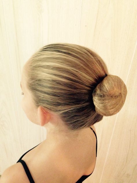 The perfect ballet bun Low Ballet Bun, Perfect Ballet Bun, Bun Ballet, Dancer Hairstyles, Bun Prom Hairstyles, Ballet Buns, Classy Hairstyle, Steps Web, Black Prom Hairstyles