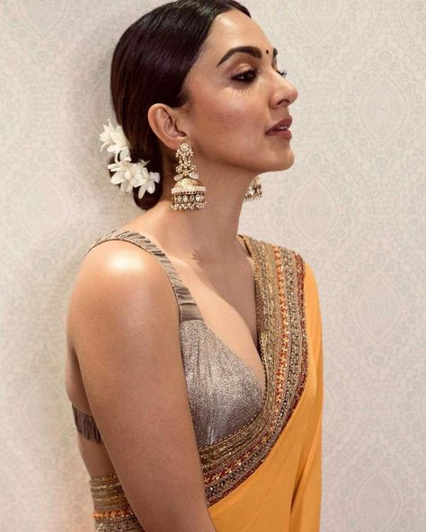 Kiara Advani in a yellow-orange saree with embellished border by Tarun Tahiliani and jewels for Amrapali for Dada Saheb Phalke awards'22! Amrapali Jewels, Bollywood Aesthetic, Orange Saree, Yellow Saree, Kiara Advani, Stylish Sarees, Georgette Saree, Saree Look, Lace Border