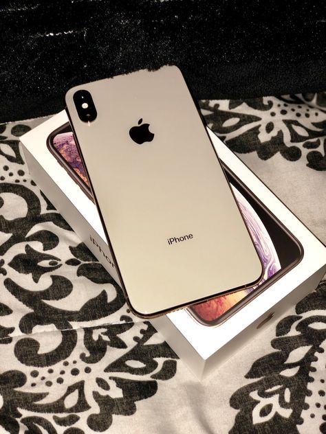 iPhone XS Max Gold Iphone Xs Max Gold, Iphone Store, Apple Store Gift Card, Dream Phone, Iphone Obsession, Gold Iphone, Apple Phone Case, Iphone Prints, Pattern Iphone Case