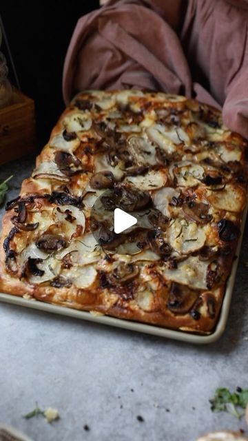 Betul Tunc on Instagram: "This is a favorite savory take on classic focaccia, a perfect accompaniment with brunch!
 
Caramelized Onion Potato Focaccia
 
Ingredients:
For the Dough:
1 1/2 cups+2tbsp/358g warm water
2 1/4 tsp/7g instant dry yeast
1 tsp granulated sugar
3 tbsp/42g olive oil
1 1/4 tsp salt
4 cups/520g bread flour
 
For the Topping:
10 tbsp olive oil, separated
2 medium yellow onions, julienned
2 tbsp Worcestershire
8 large white mushrooms, thinly sliced
1/4 tsp salt
1/4 ground black pepper
8 cups water
2 russet potatoes
2 sprigs rosemary
120g fontina cheese, shredded
 
Instructions:
In a medium bowl, add 1 cup warm water, yeast, and sugar and let rest for 5-7 minutes until fluffy. In a large bowl, add the flour, remaining water, foamed yeast, oil, and salt and stir until combi Potato Focaccia, Pizza Sandwich Recipe, Bread Toppings, Carmelized Onions, Tortellini Recipes, Fontina Cheese, White Mushrooms, Focaccia Bread, Caramelized Onion