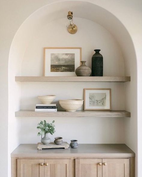 floating shelves in an arched inset display - 2022 home decore trends Kabinet Dapur, 아파트 인테리어, Decor Minimalist, Living Room Inspo, Home Decor Trends, Home Decor Tips, Interior Design Trends, Living Room Inspiration, 인테리어 디자인