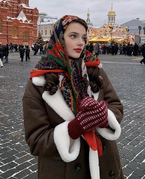 Russia Culture, Scarf Aesthetic, Eastern European Women, Russian Clothing, Russian Winter, Russian Culture, European Women, Winter Outfits Men, Russian Fashion