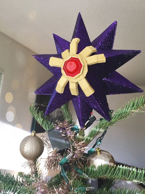 Pokemon Tree Topper, Pokemon Xmas Tree, Pokemon Christmas Tree Ideas, Pokemon Christmas Decorations, Pokémon Christmas Tree, Pokemon Ornaments Diy, Pokemon Tree, Anime Christmas Tree, Pokemon Christmas Tree