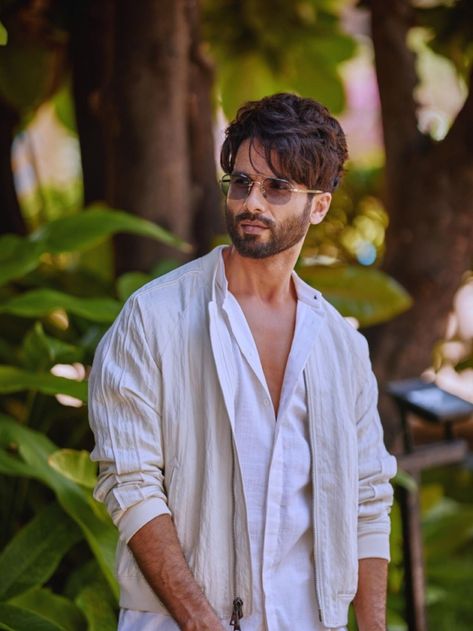 Upcoming Movies Of Farzi Star Shahid Kapoor! Check List! Kurta And Pants, Kurta Pants, Mens Casual Outfits Summer, Shahid Kapoor, Actor Picture, Frame Gallery, Actors Images, Linen Jacket, Photography Poses For Men