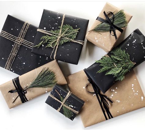 Black Christmas Present Wrapping, Black Christmas Gift Wrapping, Christmas Wrapping Black, Black Wrapping Paper Christmas, Black Christmas Wrapping Ideas, Black Gift Wrapping Ideas, Gift Wrapping Ideas For Christmas, Elegant Gift Wrapping Christmas, Kraft Paper Christmas Wrapping