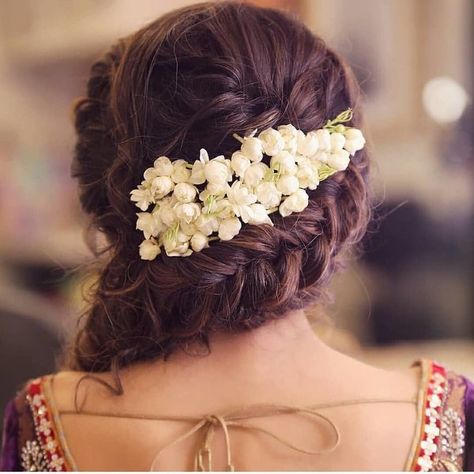 Top 85+ Bridal Hairstyles that Needs to be in every Bride's Gallery | ShaadiSaga South Indian Wedding Hairstyles, Mehndi Hairstyles, Saree Hairstyles, Engagement Hairstyles, Bridal Hairdo, Braided Hairdo, Bridal Hair Buns, Hairdo Wedding, Indian Wedding Hairstyles