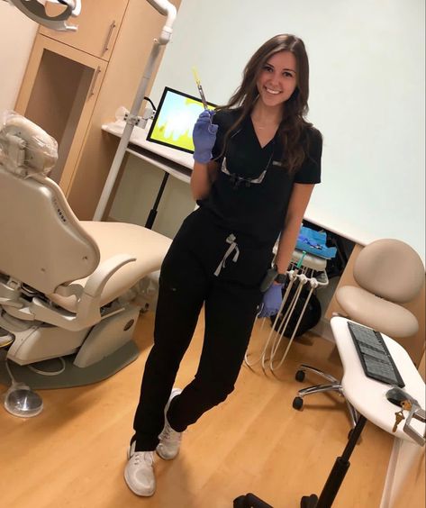 Dentist Outfit Female, Dentist Outfit, Medical Inspiration, Hygiene School, Dental Photos, Female Dentist, Outfit Female, Dental Hygiene School, Dentistry Student