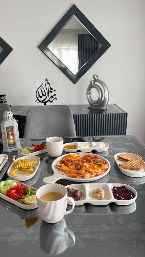 Turkish Table Setting, Breakfast At Home Aesthetic, Turkish Breakfast Aesthetic, Turkish Breakfast Table, Breakfast Table Aesthetic, Family Breakfast Table, Uk Breakfast, Halal Breakfast, Breakfast Presentation