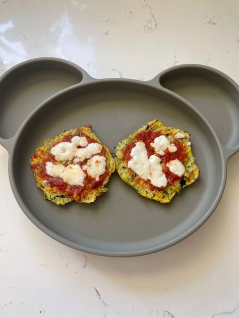 I love a zucchini recipe and these mini pizzas are so yummy and easy to make. The zucchini crust is baked in the oven and you can use any toppings you like. I kept it simple and topped with homemade tomato sauce and fres... Yellow Zucchini Recipes, Zucchini Pizza Recipes, Zucchini Waffles, Zucchini Crust, Led Weaning Recipes, Baby Pizza, Yellow Zucchini, Zucchini Pizza, Zucchini Recipe