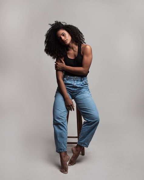 "Curly hair is more than just hair; it's an attitude." 📸 : Karoliny Mariano   #curly #curls #curlyhair #hairstyle Curly Hair Photoshoot Ideas, Branding Shoot, Glam Photoshoot, Pics Inspo, Curly Hair Women, Hair Brands, Grad Pics, Studio Photoshoot, Branding Photoshoot