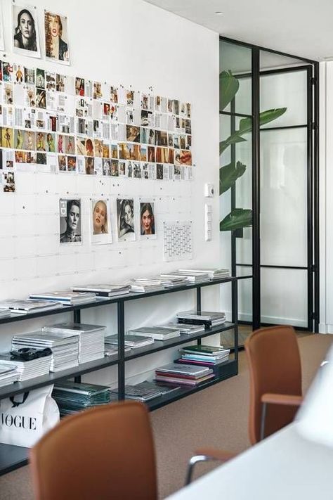 Vogue Office Interior, Vogue Office Aesthetic, Fashion Designer Studio Office, Vogue Office, Vogue Lifestyle, Agency Office, Design Studio Workspace, Design Studio Office, Future Office