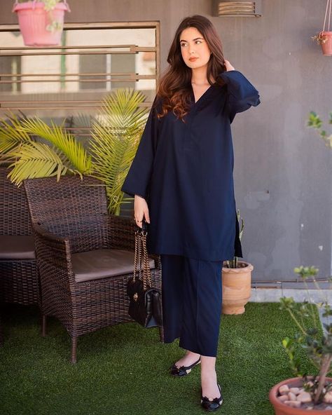 Pakistani Kurti Designs Casual Summer Stylish, Saniya Maskatiya Casual, Indian Outfits For Short Women, Solid Dress Design Pakistani, Pakistani Office Wear, Solids Pakistani Dresses, Solid Kurta Designs, Simple Pakistani Suit, Pakistani Dresses Party Wear