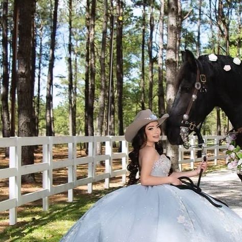 MONSIVAIS WAGON RANCH🐎 on Instagram: "XV con su tejana 🤠✨  • renta para sesión de fotos/ rent for photo session • renta para entrada a caballo • mándanos un dm o llama 📱2813485685/send us a dm or call a 📱2813485685 #photography #ranch #horses #houstonquinceañeras #quinceañerafotografia #quince  #explorepage #explore #explorepage✨" Xv Pictures With Horse, Quince Horse Photoshoot, Ranch Quinceanera Ideas, Quinceñera Ideas, Quince Photoshoot Ideas, Quince Pictures, Horse Photoshoot, Ranch Horses, Quinceanera Photoshoot