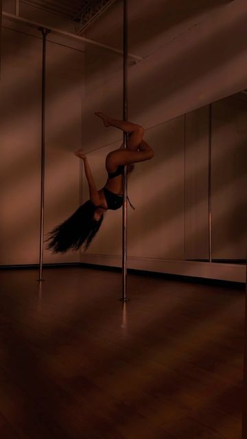 @sierra.wylde on Instagram: "✨🌙 ___ #poledance #poleflow #poleart #movement" Pole Dancer Aesthetic Wallpaper, Pole Dance Poses, Alisha Core, Pole Dance Astethic, Pole Dance Aesthetic Strip, Outdoor Pole Dance, Elegant Pole Dance, Pool Dance, Dance Pole