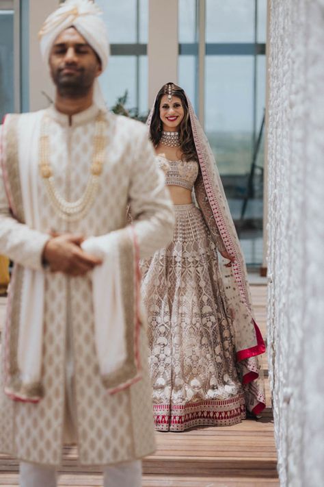 Elegant Wedding Ceremony, Outdoor Pics, Indian Bride Photography Poses, Photography Indian, Wedding Ceremony Traditions, Wedding First Look, Bride Photography Poses, Indian Wedding Couple, Cancun Wedding